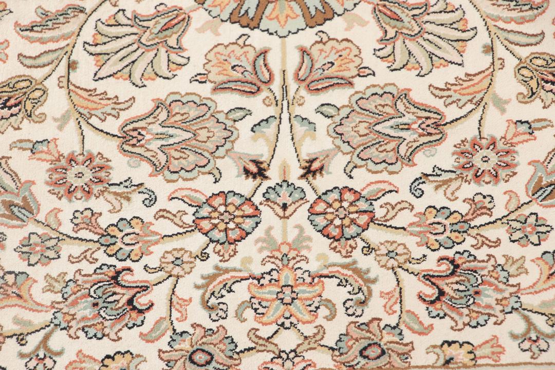 Handgeknoopt Indiaas Kashmir zijden tapijt met een complex beige bloempatroon