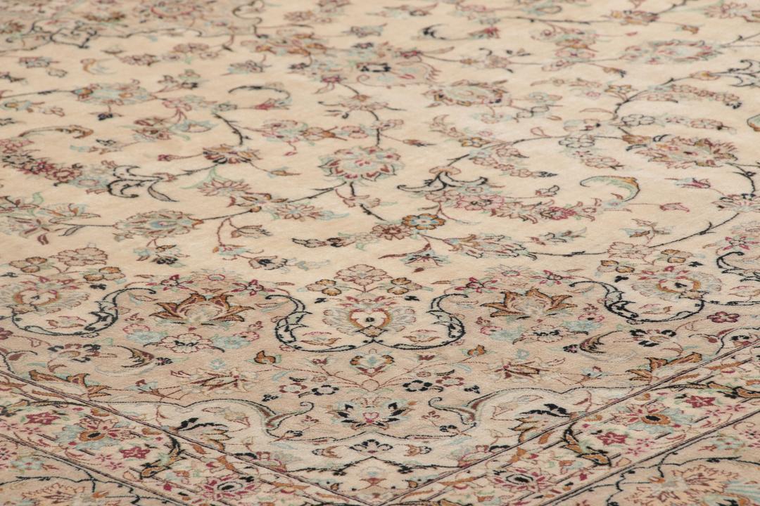 Handgeknoopt Ghom Zijde vloerkleed in beige uit het Midden-Oosten