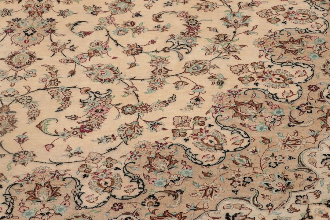 Handgeknoopt Ghom Zijde vloerkleed in beige uit het Midden-Oosten