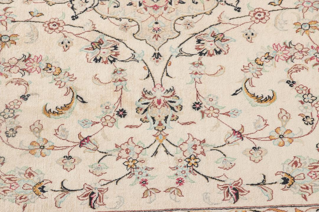 Handgeknoopt Ghom Zijde vloerkleed in beige uit het Midden-Oosten