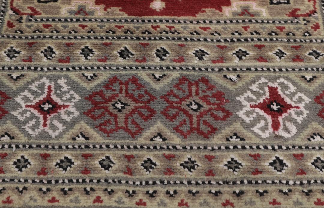 Handgeknoopt Pakistan Bokhara 2ply wollen tapijt in rood en grijs