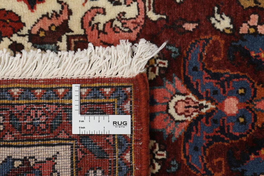 Et håndknyttet Bakhtiar-tæppe fra Mellemøsten med et flerfarvet blomsterhavedesign.