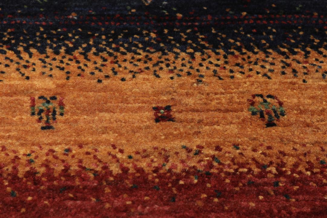 Un tapis Loribaft noué à la main provenant du Moyen-Orient avec un motif rayé rouge, orange et bleu.