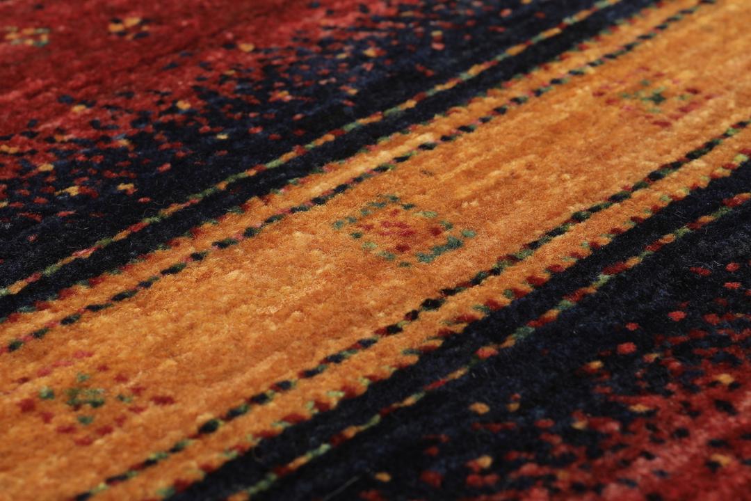 Un tapis Loribaft noué à la main provenant du Moyen-Orient avec un motif rayé rouge, orange et bleu.