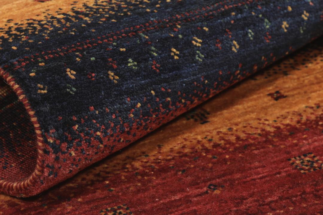 Un tapis Loribaft noué à la main provenant du Moyen-Orient avec un motif rayé rouge, orange et bleu.