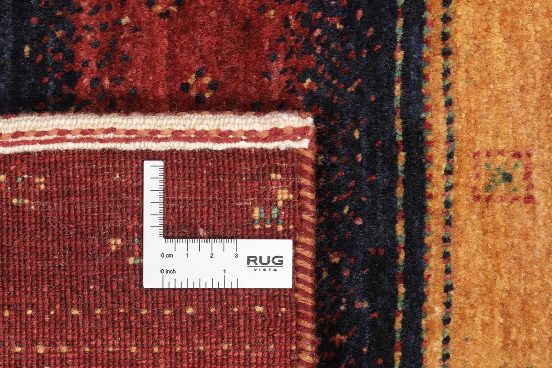 Un tapis Loribaft noué à la main provenant du Moyen-Orient avec un motif rayé rouge, orange et bleu.