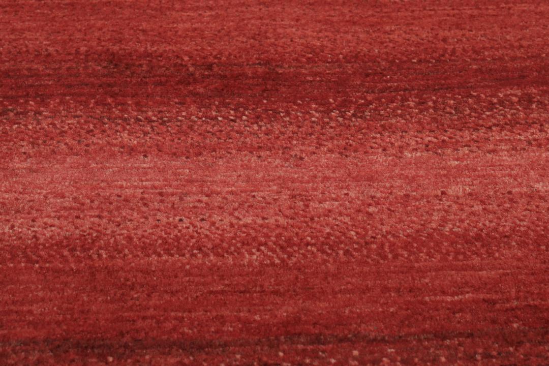 Ein rechteckiger, handgeknüpfter Loribaft Fine Teppich aus dem Mittleren Osten in tiefem Rot