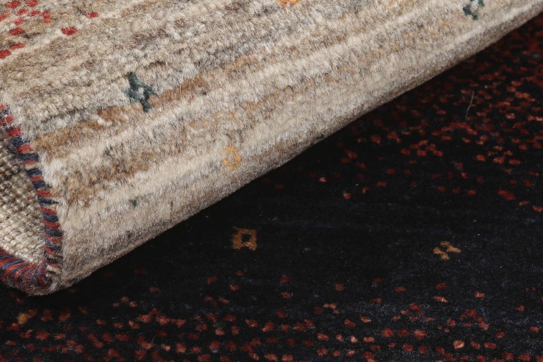Tapis en laine Loribaft noué main provenant du Moyen-Orient dans des tons rouge et beige