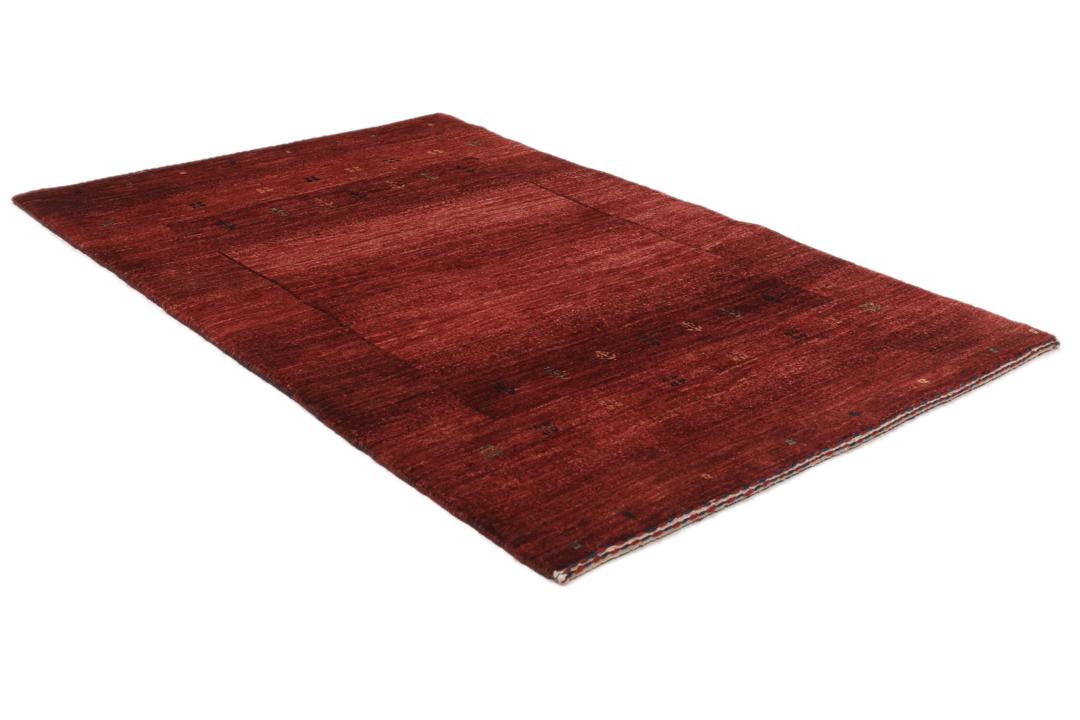 Un tapis Loribaft noué à la main originaire du Moyen-Orient dans une teinte rouge profonde.