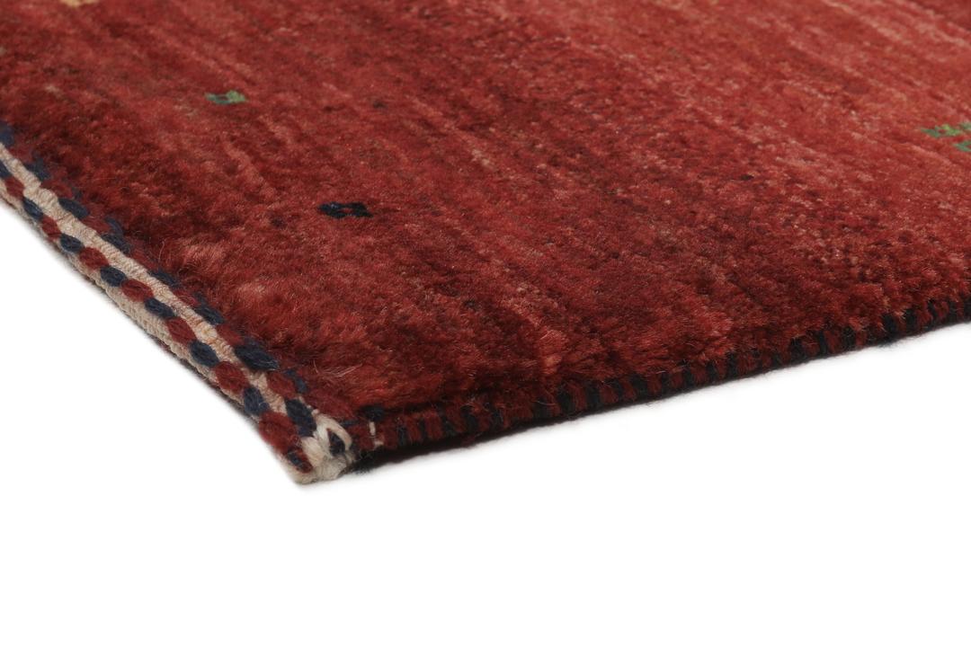 Un tapis Loribaft noué à la main originaire du Moyen-Orient dans une teinte rouge profonde.