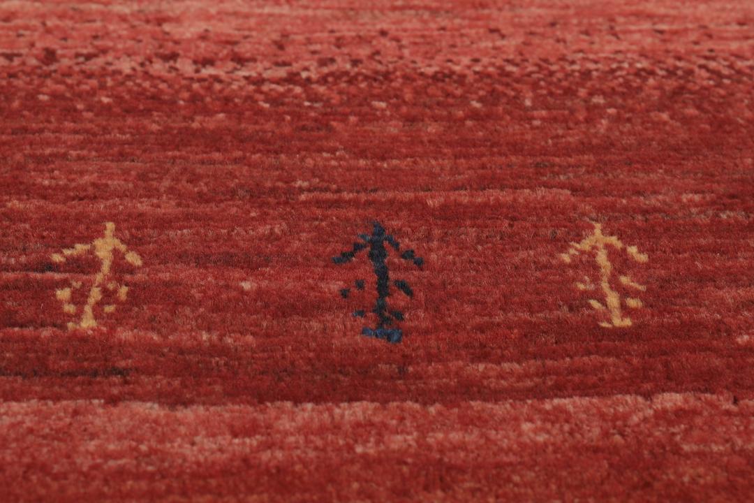 Un tapis Loribaft noué à la main originaire du Moyen-Orient dans une teinte rouge profonde.