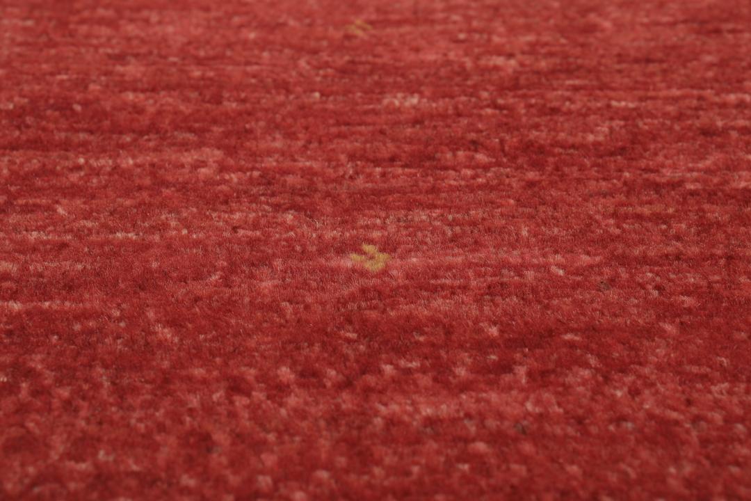 Et rektangulært Loribaft-tæppe fra Mellemøsten med en levende rød farvepalette.