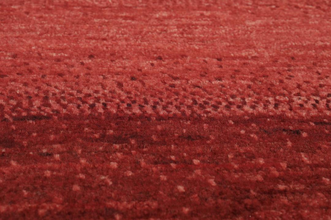 Et rektangulært Loribaft-tæppe fra Mellemøsten med en levende rød farvepalette.