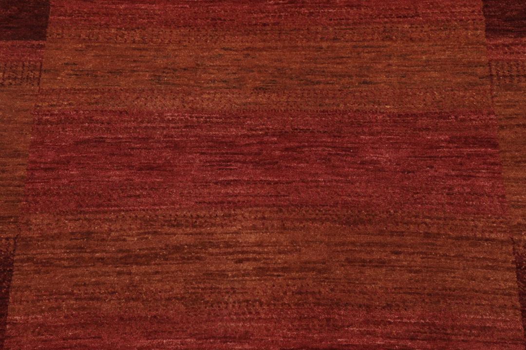Handgeknoopt rood en bruin wollen kleed met een subtiel gestreept ontwerp