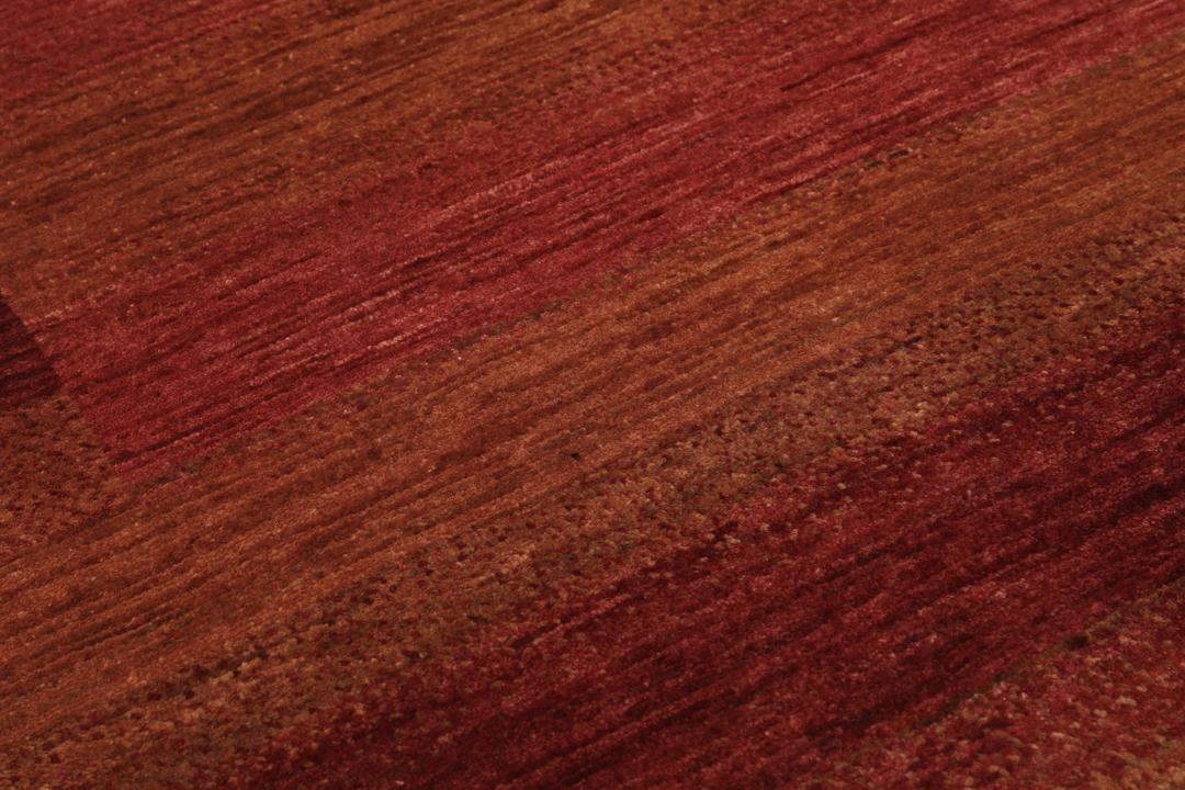 Handgeknoopt rood en bruin wollen kleed met een subtiel gestreept ontwerp