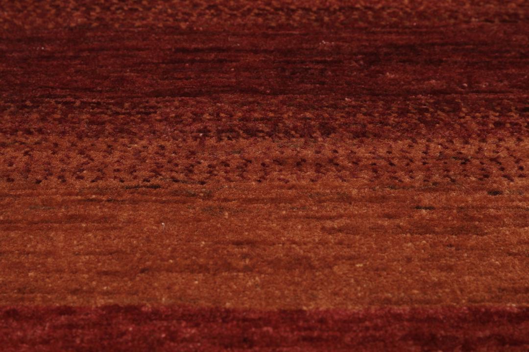 Handgeknoopt rood en bruin wollen kleed met een subtiel gestreept ontwerp
