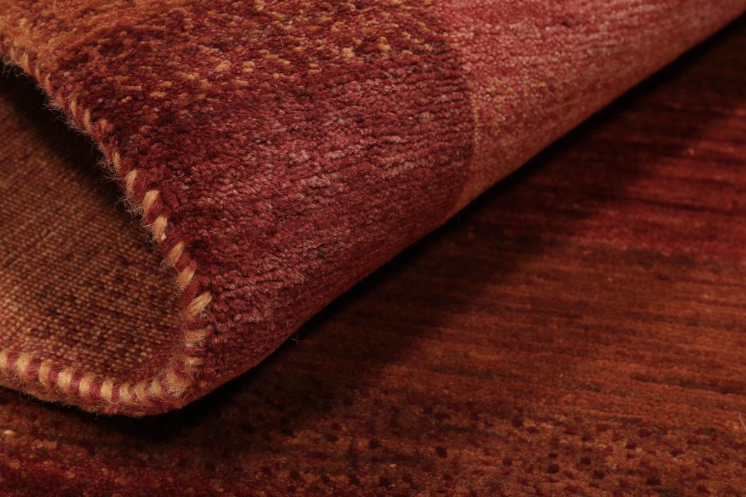 Handgeknoopt rood en bruin wollen kleed met een subtiel gestreept ontwerp