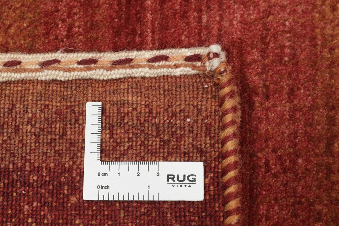 Handgeknoopt rood en bruin wollen kleed met een subtiel gestreept ontwerp