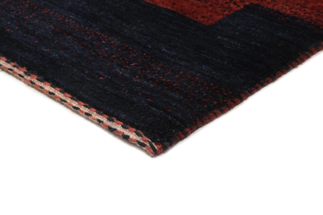 Een handgeknoopt Loribaft Fine tapijt met een donkerrood en zwart minimalistisch ontwerp uit het Midden-Oosten.
