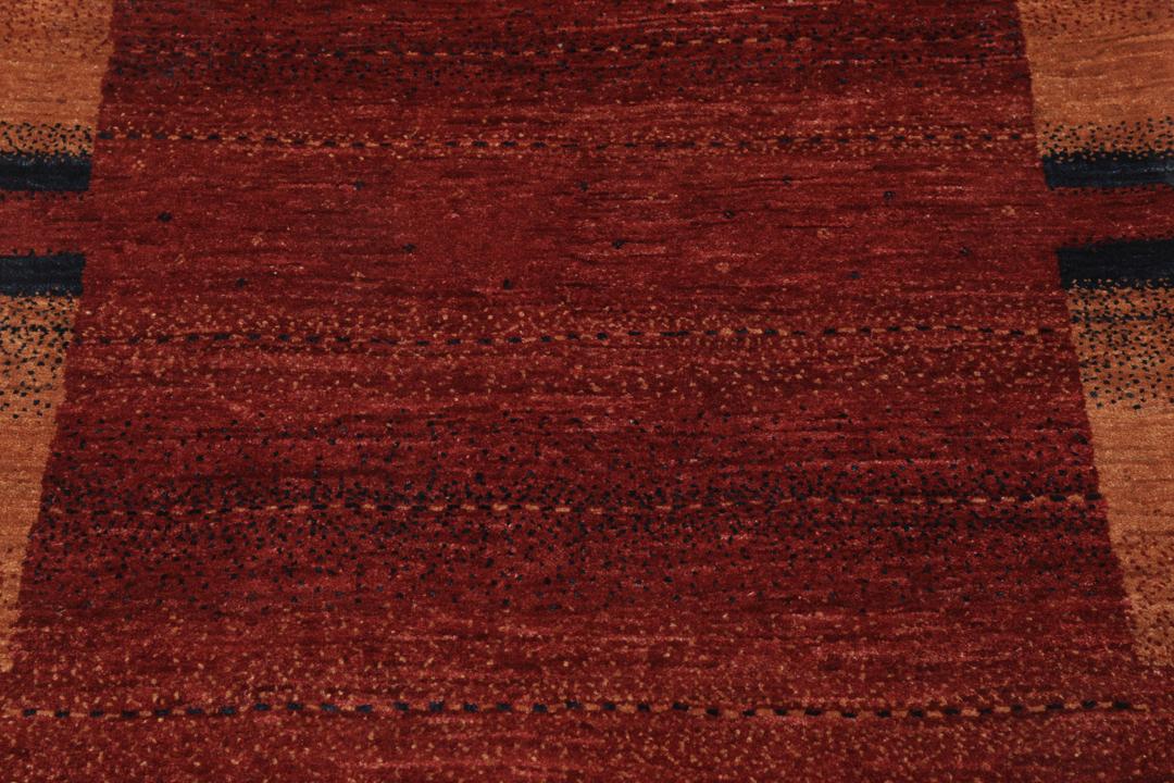 Een handgeknoopt Loribaft Fine tapijt met een donkerrood en zwart minimalistisch ontwerp uit het Midden-Oosten.