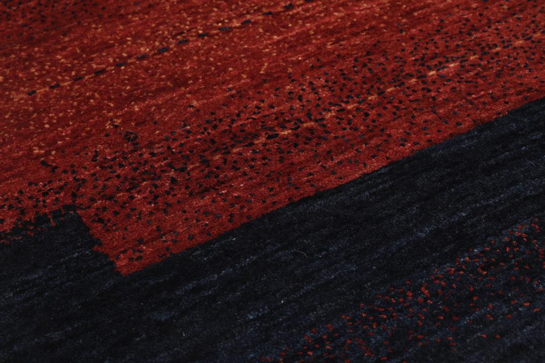 Een handgeknoopt Loribaft Fine tapijt met een donkerrood en zwart minimalistisch ontwerp uit het Midden-Oosten.