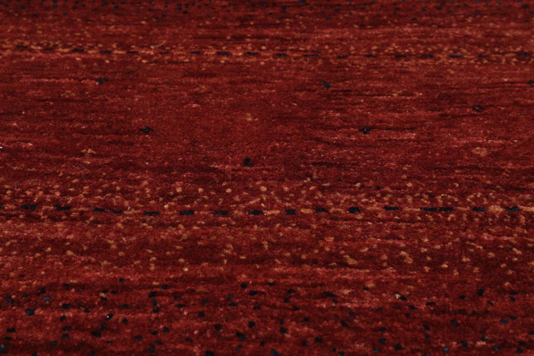 Een handgeknoopt Loribaft Fine tapijt met een donkerrood en zwart minimalistisch ontwerp uit het Midden-Oosten.