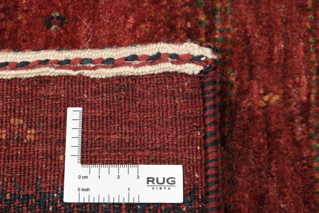 Een handgeknoopt Loribaft Fine kleed uit het Midden-Oosten in diepe donkerrode tinten.