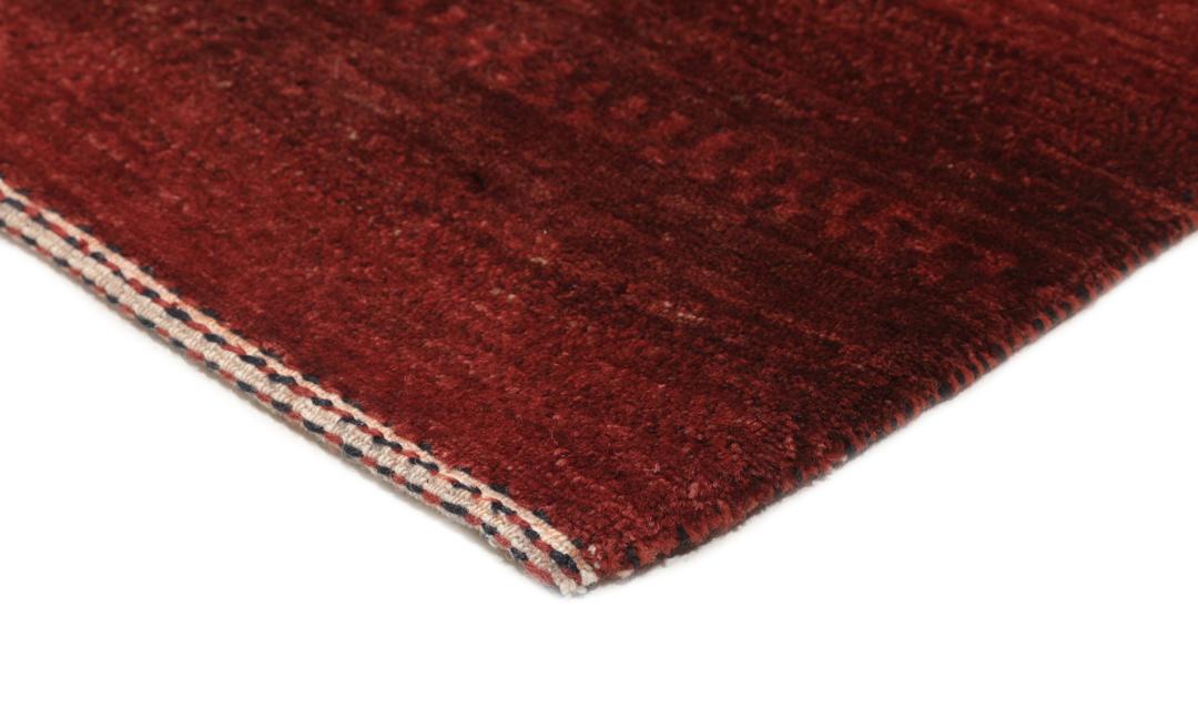 Handgeknoopt rood Loribaft-tapijt met ingewikkelde patronen.