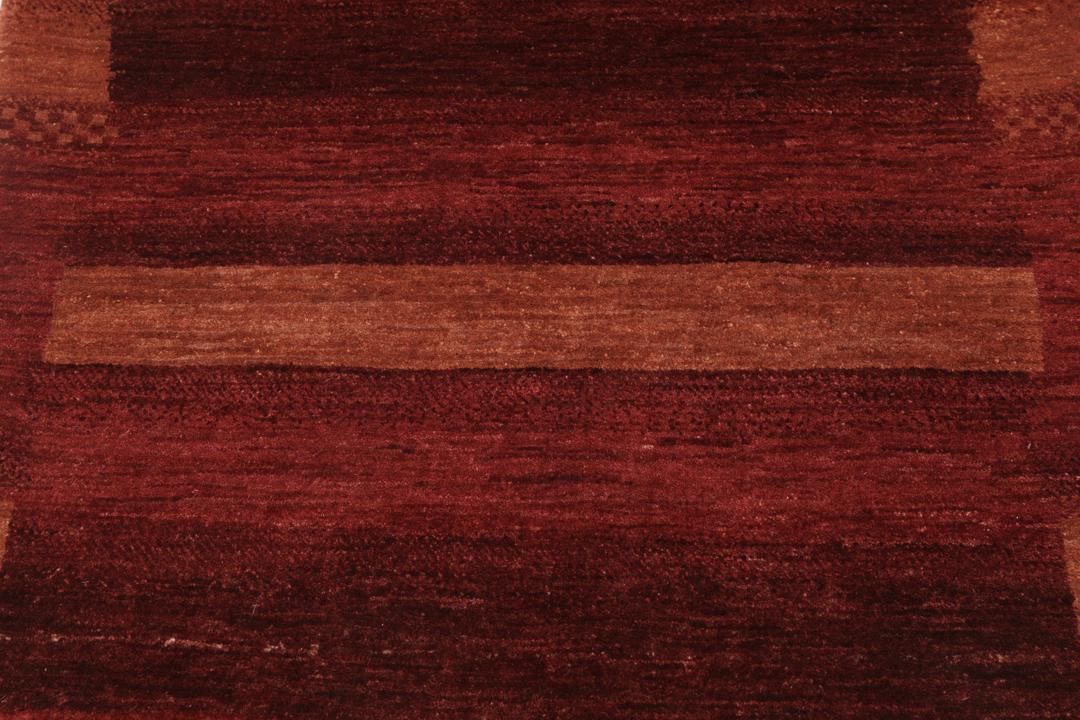 Handgeknoopt rood Loribaft-tapijt met ingewikkelde patronen.