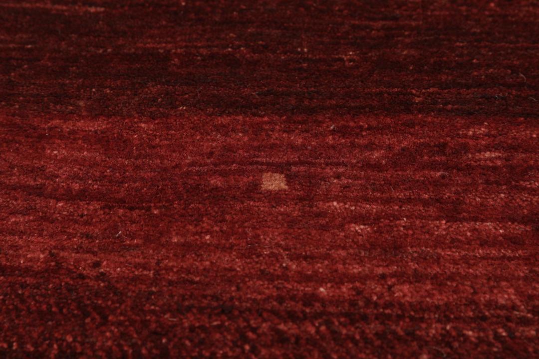 Handgeknoopt rood Loribaft-tapijt met ingewikkelde patronen.