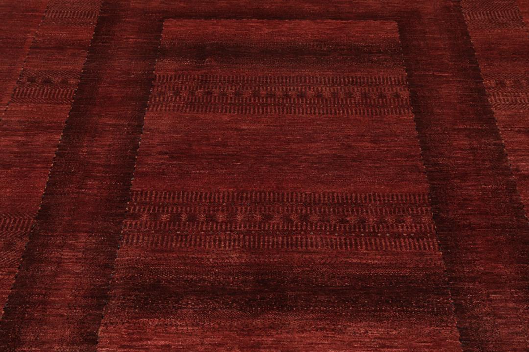 Et luksuriøst håndknyttet Loribaft Fine-tæppe fra Mellemøsten i dybe mørkerøde toner.