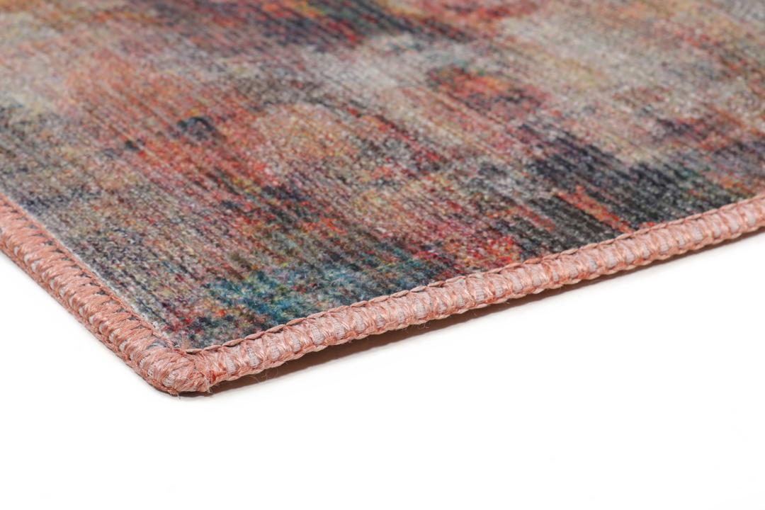 Una alfombra pasillera multicolor con un diseño abstracto.