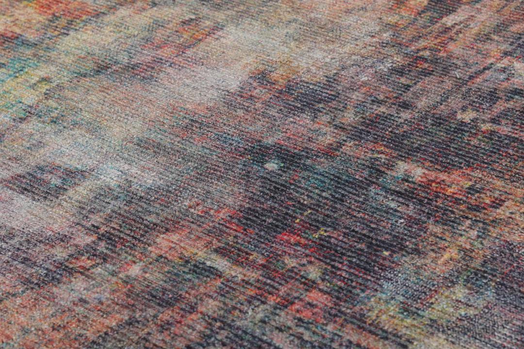 Una alfombra pasillera multicolor con un diseño abstracto.