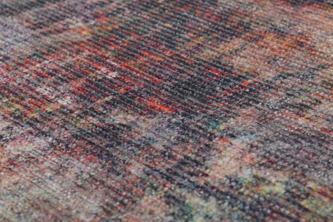 Una alfombra pasillera multicolor con un diseño abstracto.