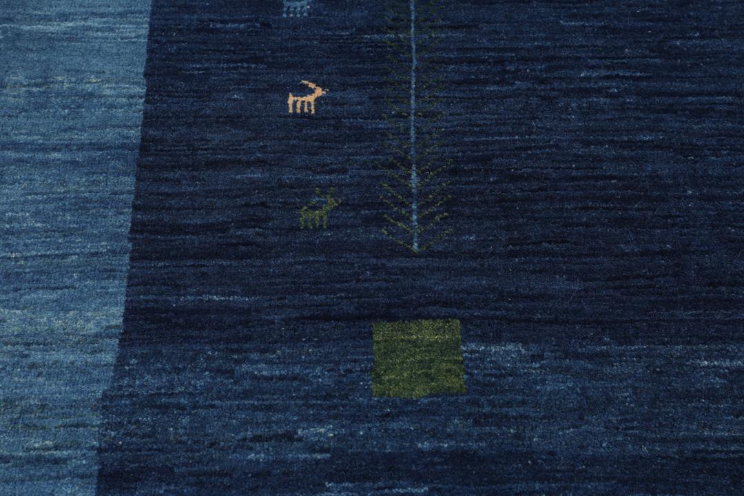 Et håndknyttet blåt Loribaft-tæppe med geometriske detaljer fra Mellemøsten.
