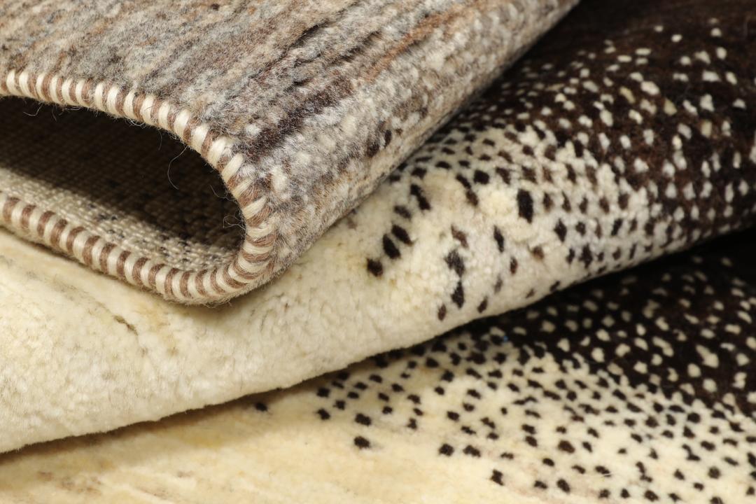 Håndknyttet Loribaft-tæppe med et moderne stribet design i brune og beige nuancer fra Mellemøsten.