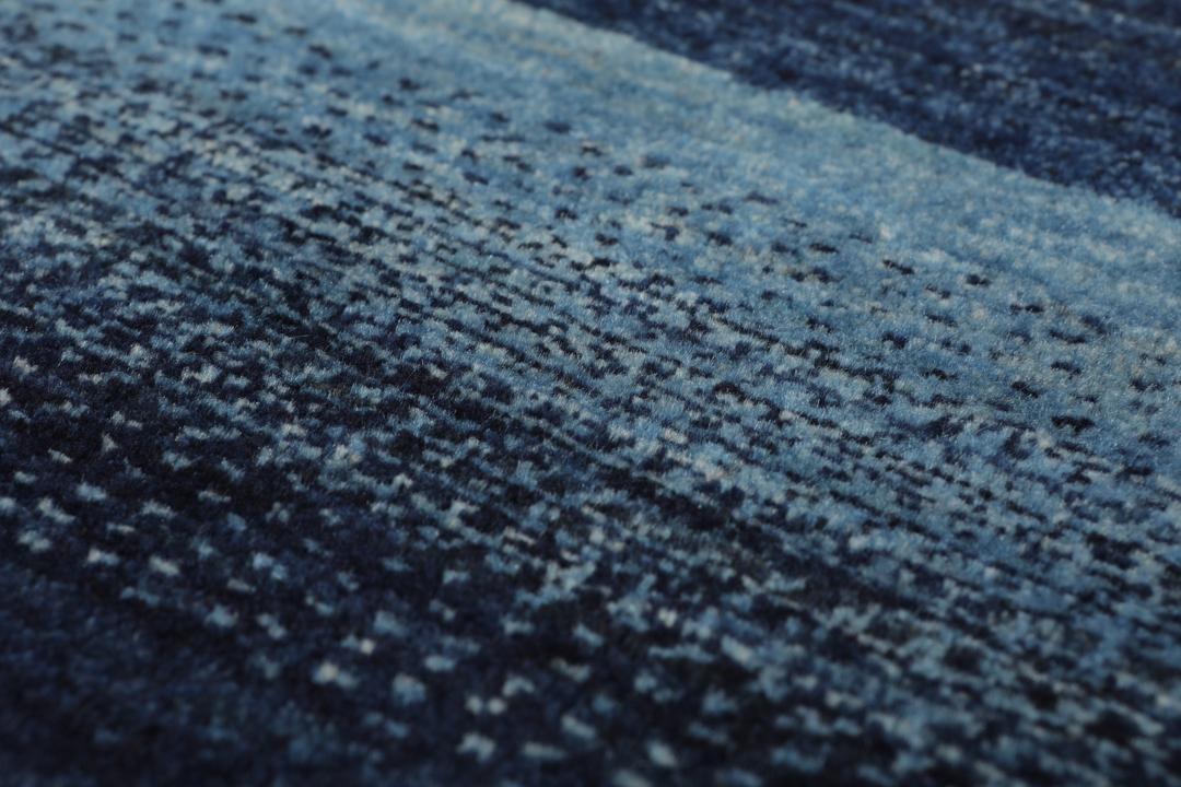 Håndknyttet Loribaft-tæppe med dybe blå toner og et tekstureret, minimalistisk design.