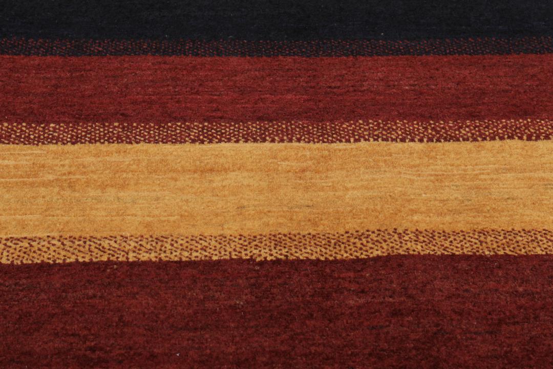 Met de hand geknoopt Loribaft-tapijt uit het Midden-Oosten met donkerrode en veelkleurige strepen.
