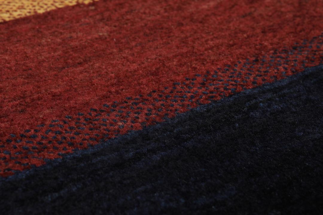 Met de hand geknoopt Loribaft-tapijt uit het Midden-Oosten met donkerrode en veelkleurige strepen.