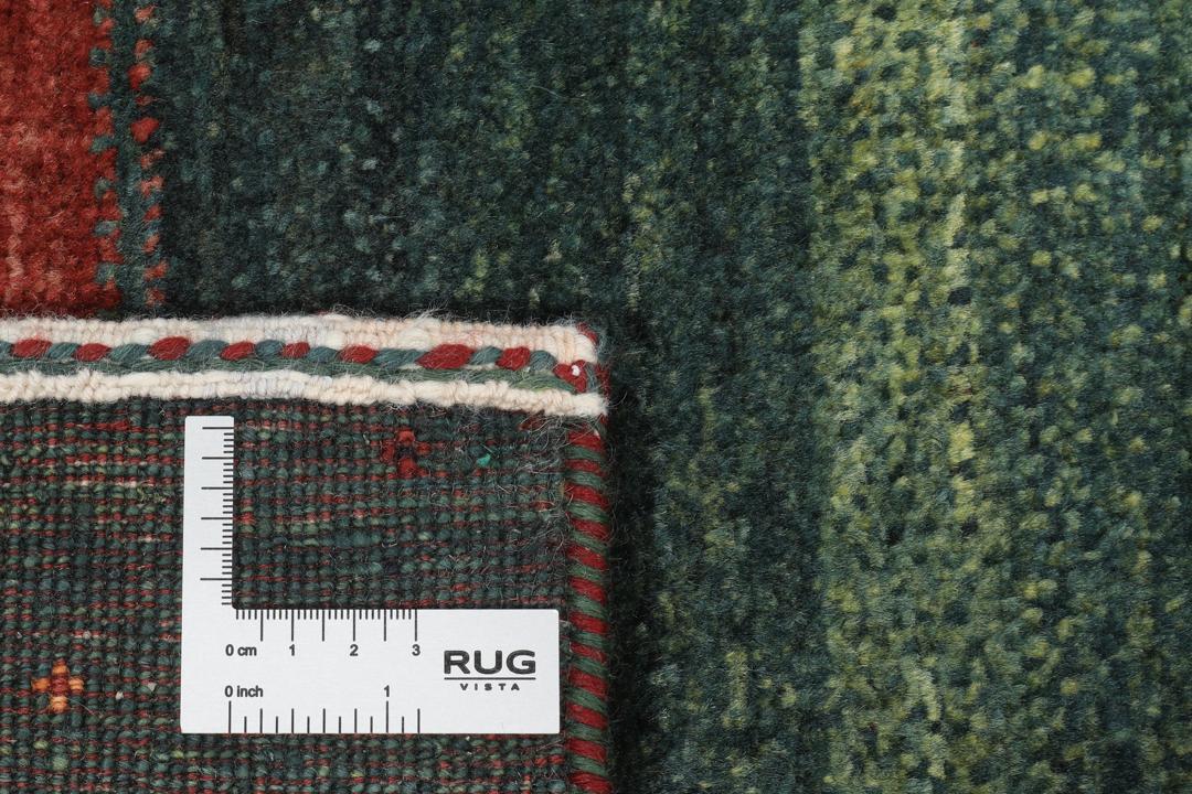 Handgeknoopt Loribaft-tapijt uit het Midden-Oosten in donkergroene en donkerrode tinten.