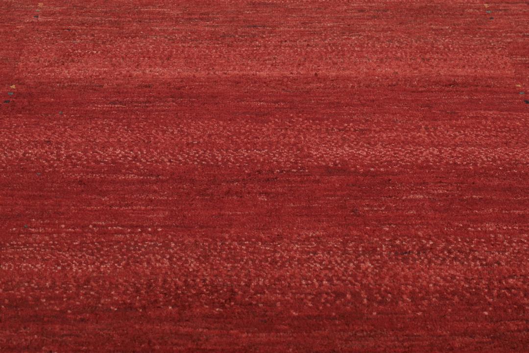 Een levendig rood handgeknoopt Loribaft Fine wollen tapijt uit het Midden-Oosten