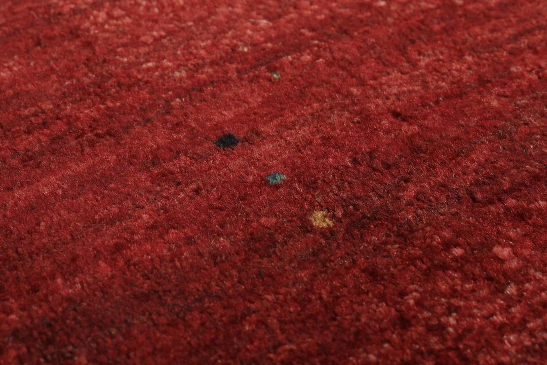 Een levendig rood handgeknoopt Loribaft Fine wollen tapijt uit het Midden-Oosten