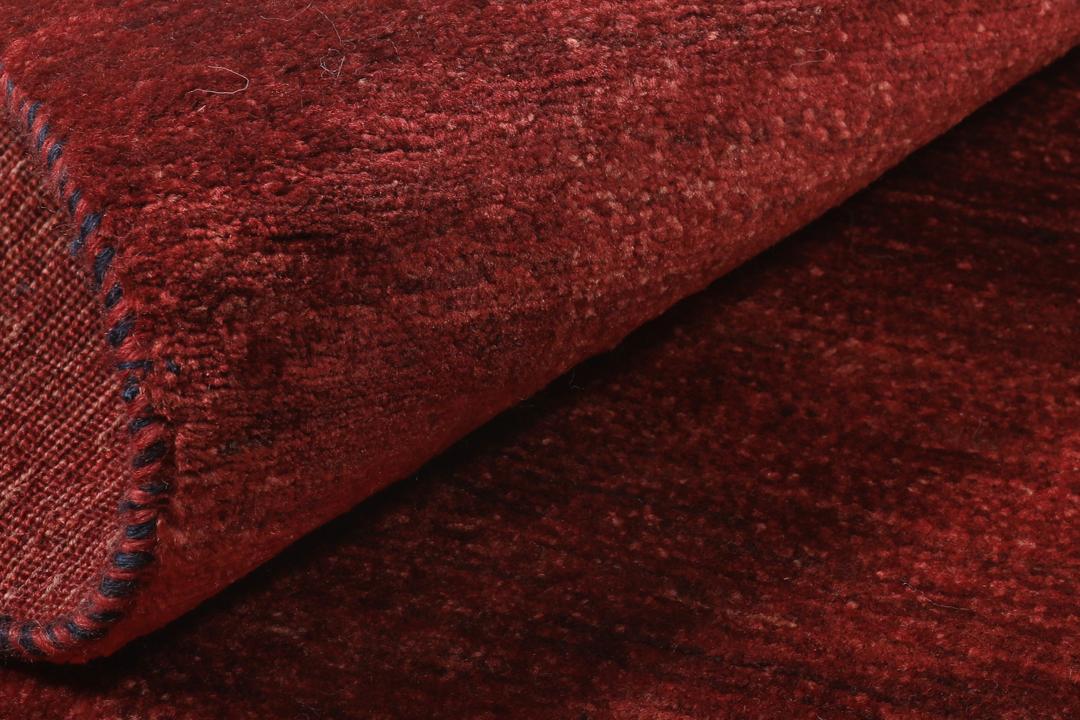 Een levendig rood handgeknoopt Loribaft Fine wollen tapijt uit het Midden-Oosten