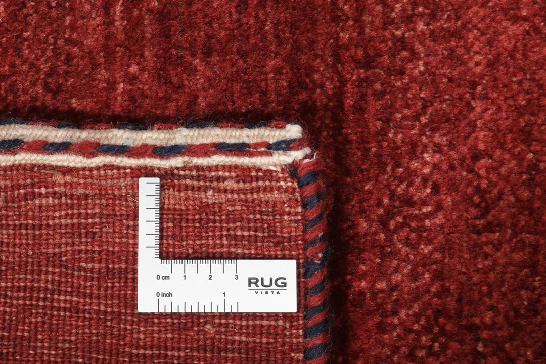 Een levendig rood handgeknoopt Loribaft Fine wollen tapijt uit het Midden-Oosten