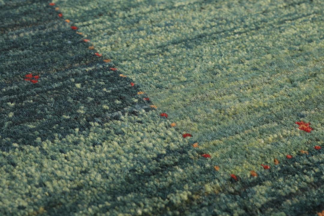 Et håndknyttet Loribaft Fine tæppe fra Mellemøsten i dybe mørkegrønne nuancer.