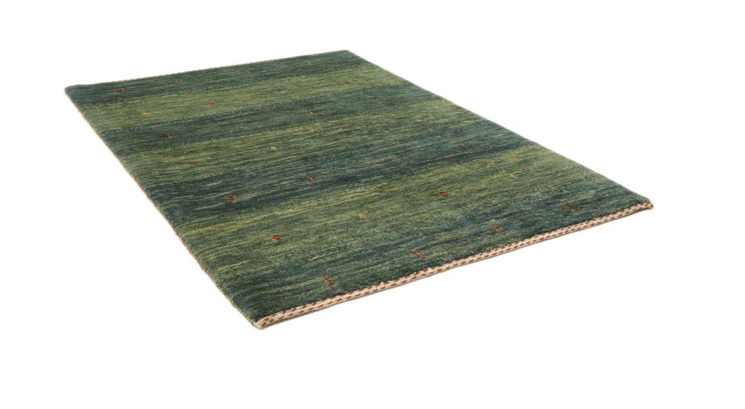 Een handgeknoopt Loribaft Fine vloerkleed uit het Midden-Oosten in verschillende tinten groen.