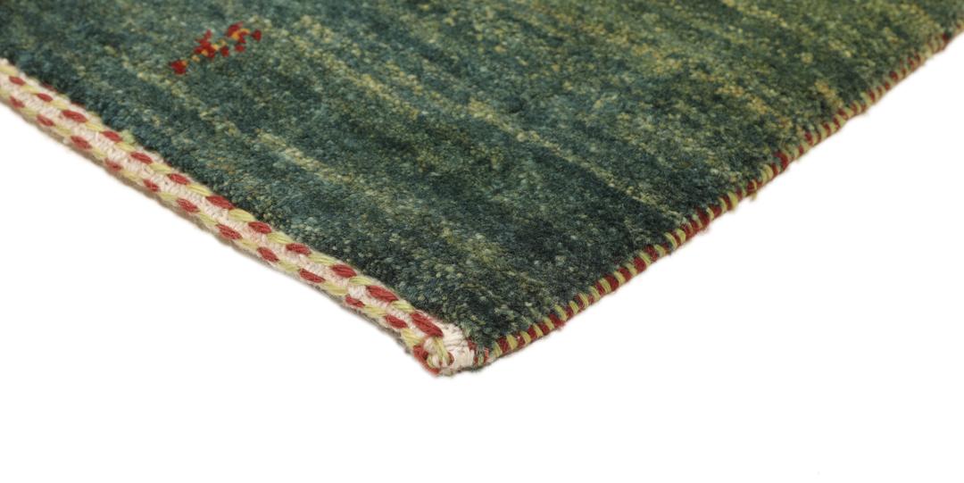 Een handgeknoopt Loribaft Fine vloerkleed uit het Midden-Oosten in verschillende tinten groen.