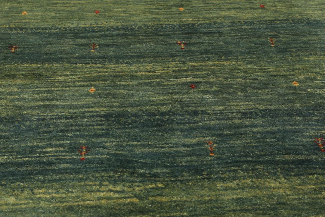 Een handgeknoopt Loribaft Fine vloerkleed uit het Midden-Oosten in verschillende tinten groen.