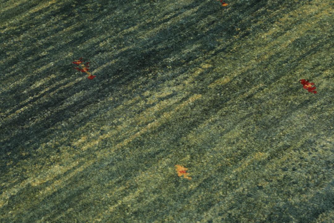 Een handgeknoopt Loribaft Fine vloerkleed uit het Midden-Oosten in verschillende tinten groen.