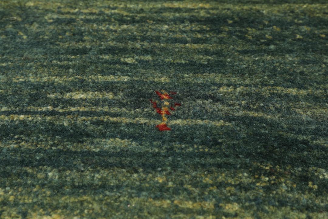 Een handgeknoopt Loribaft Fine vloerkleed uit het Midden-Oosten in verschillende tinten groen.